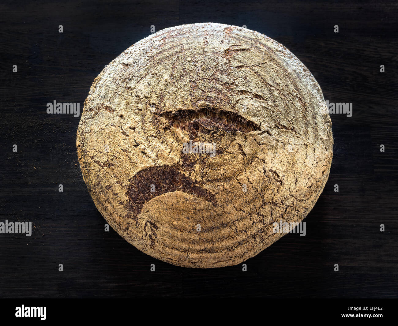 Pain de blé complet, rond et sombre Banque D'Images