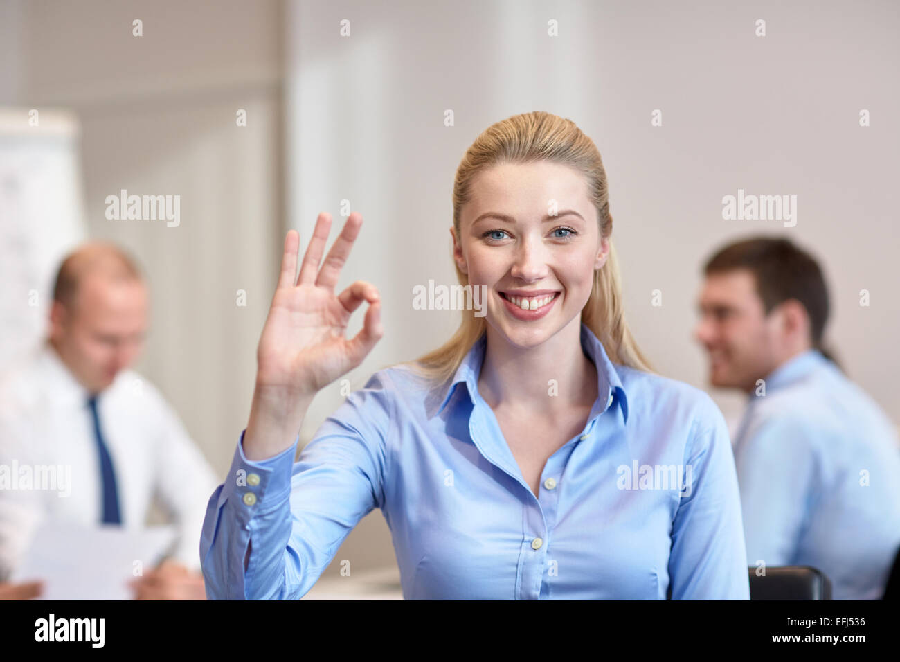 Group of smiling businesspeople meeting in office Banque D'Images