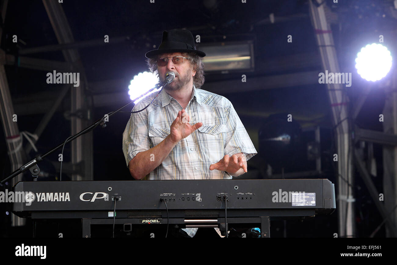 Warrick Davis introduit Chas n Dave le château à l'étape au cours de leur performance au troisième jour du Camp Bestival au château de Lulworth, dans le Dorset - Dimanche 3 août 2014 Comprend : chas n dave Où : Dorset, Royaume-Uni Quand : 03 août 2014 Banque D'Images