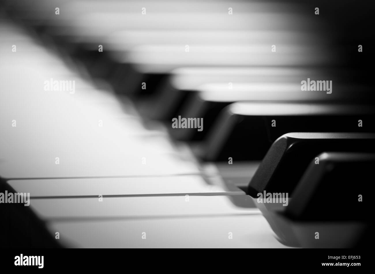 Close up artistique de clavier de piano en noir et blanc avec une faible profondeur de champ Banque D'Images