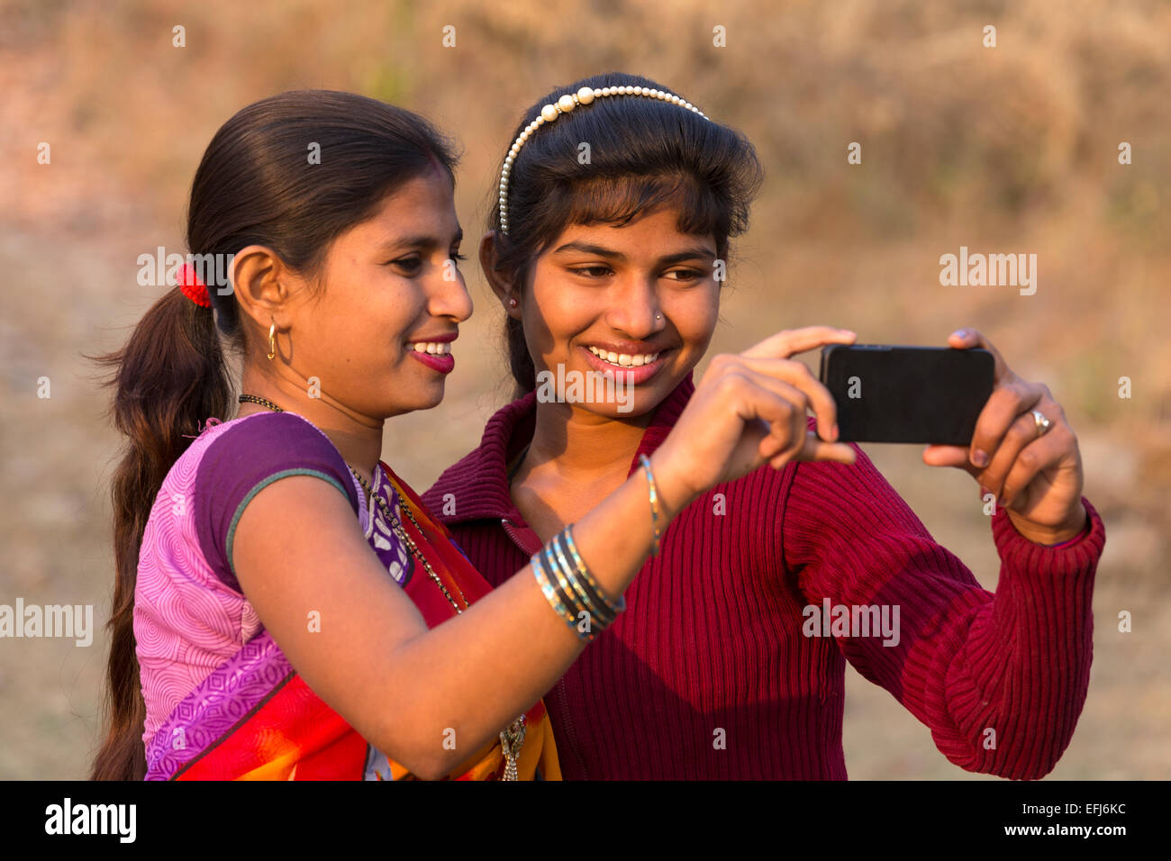 L'Inde, Uttar Pradesh, Agra, deux sœurs prenant selfies Banque D'Images