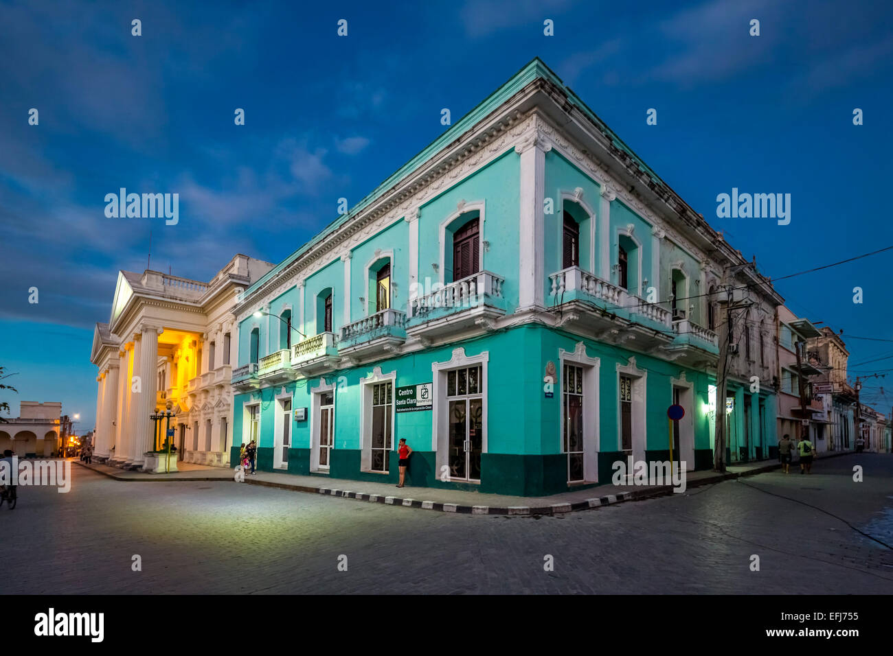 Turquoise immeuble résidentiel dans le centre-ville, Santa Clara, Cuba Banque D'Images