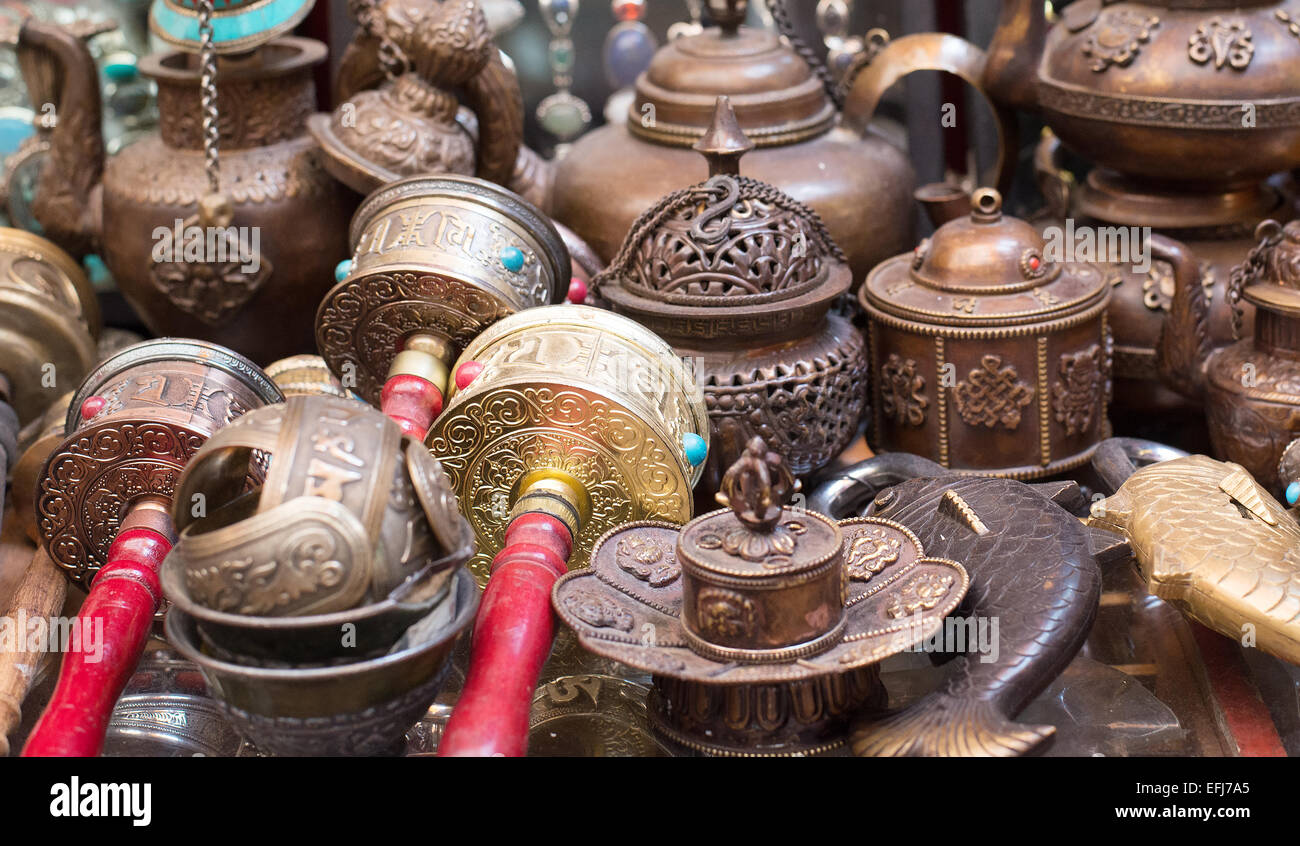 Roues de prière et de l'artisanat produits au marché Banque D'Images