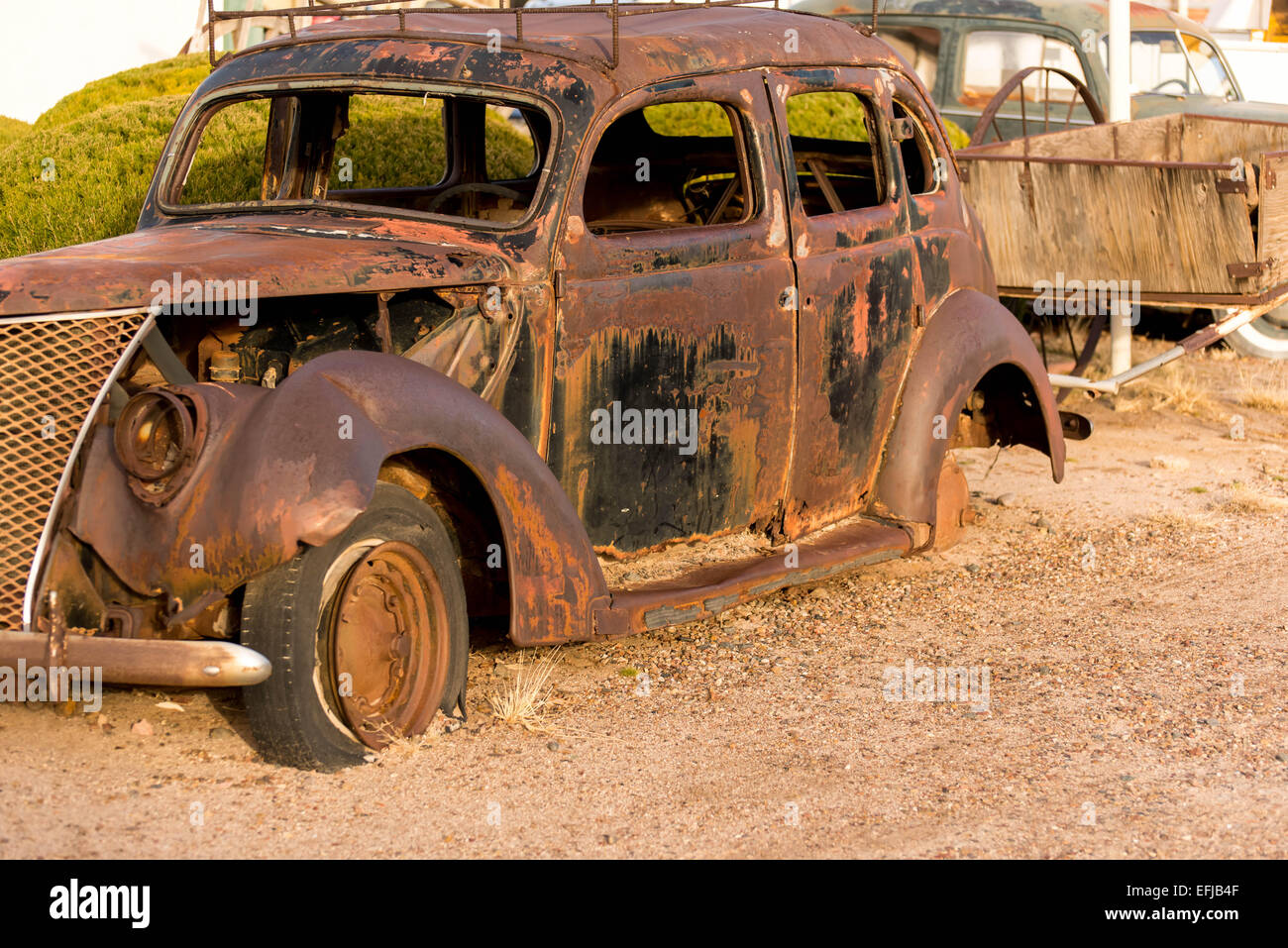 21 décembre 2014 - Hôtel Wigwam, Holbrook, AZ, USA : période de temps les véhicules garés en face de l'hôtel historique Banque D'Images