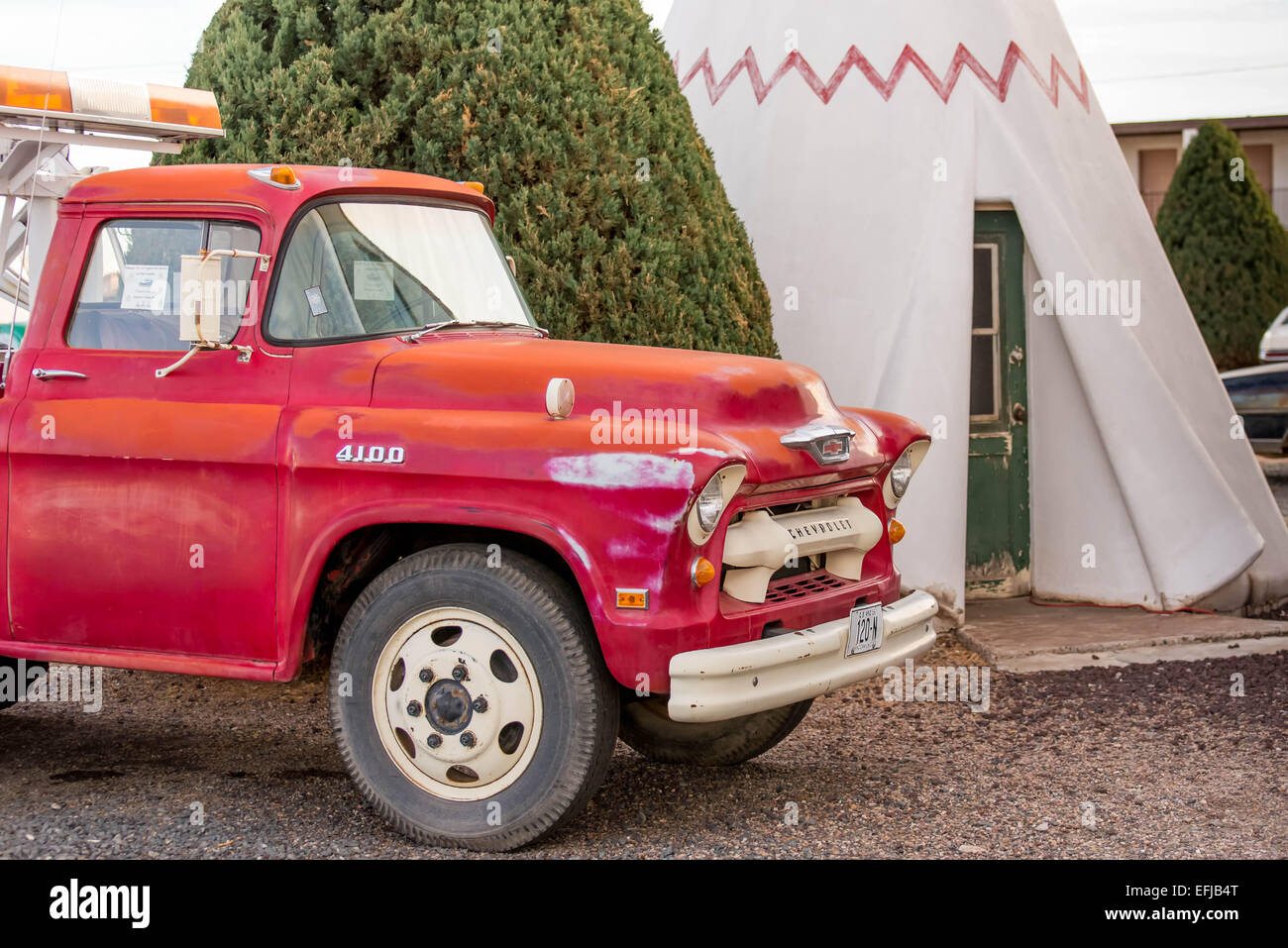 21 décembre 2014 - Hôtel Wigwam, Holbrook, AZ, USA : période de temps les véhicules garés en face de l'hôtel historique Banque D'Images