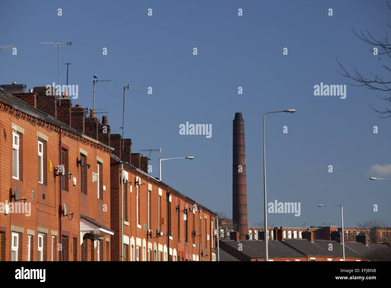 Terrasse et logement ancien moulin cheminée à Chadderton Manchester Banque D'Images