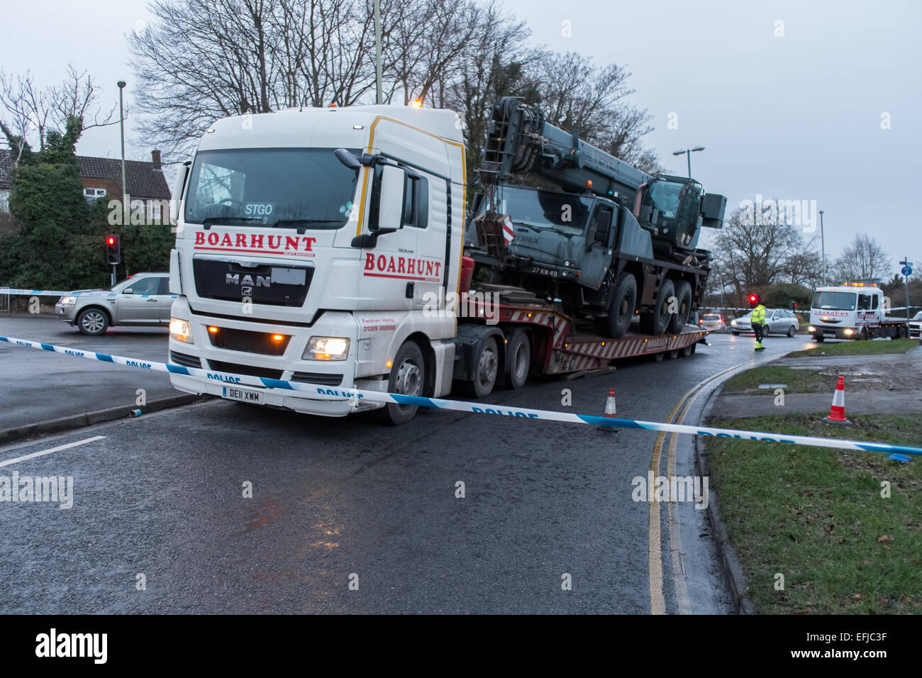 Salisbury, Wiltshire, Royaume-Uni. 5 Février, 2015. 40 transporter 40 tonnes transportant une tonne grue armée provoque le chaos à l'heure de pointe quand la grue se glisse à l'arrière du camion sur les effets indésirables de crédit carrossage : Paul Chambers/Alamy Live News Banque D'Images