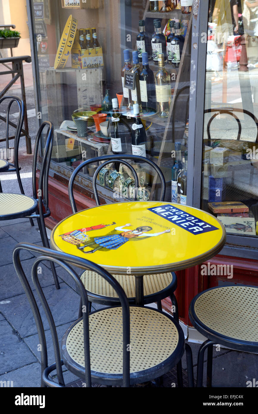 Table et chaises en plein air ou un café de la chaussée et des boissons ou un détaillant Boutique Cassis Bouches-du-Rhône Provence France Banque D'Images