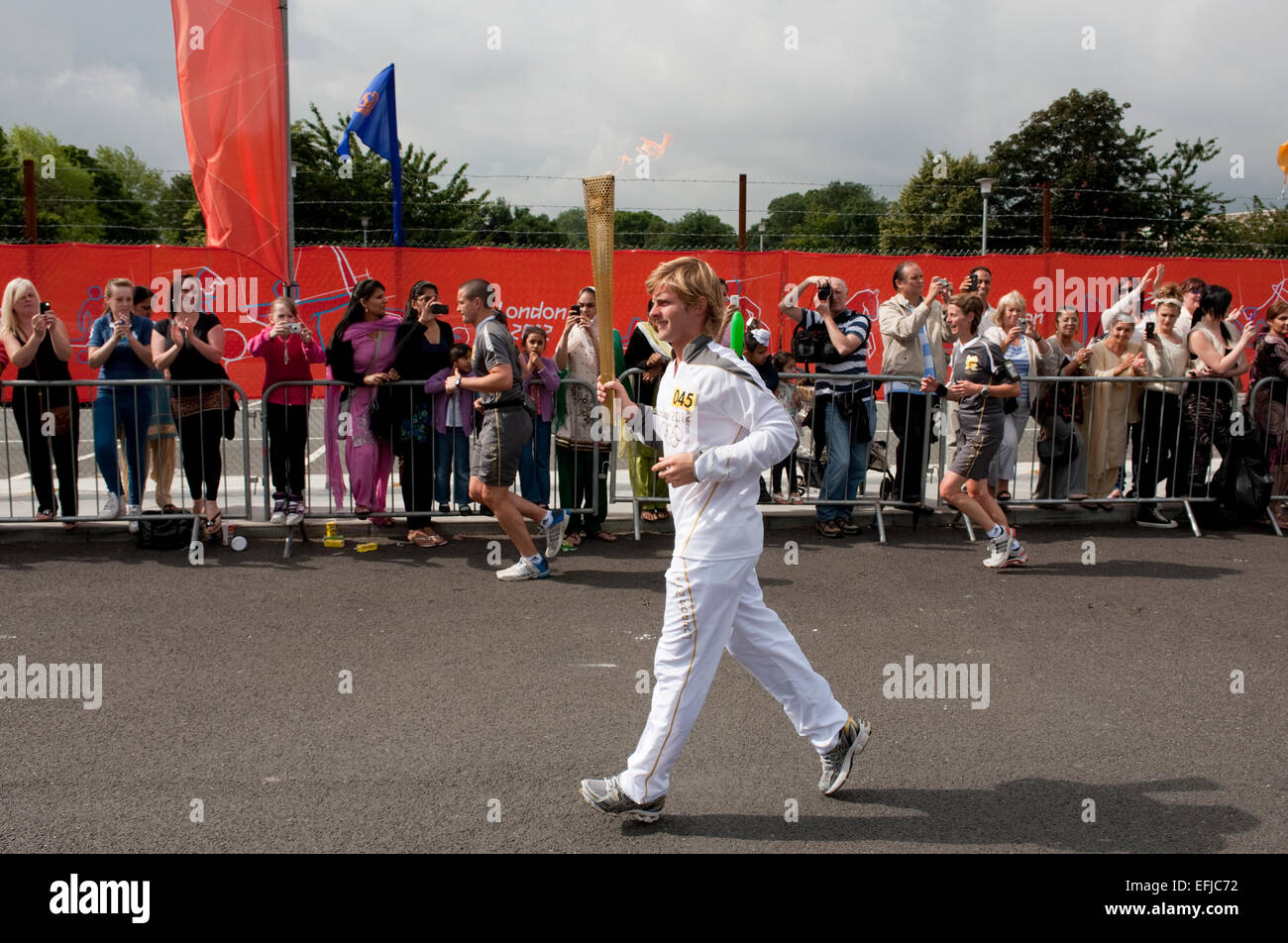 La torche olympique viennent à Gravesend le 20 juillet 2012. Il a visité le gourou Nanak Gurwara à Gravesend où elle a été adoptée à partir d'un Banque D'Images