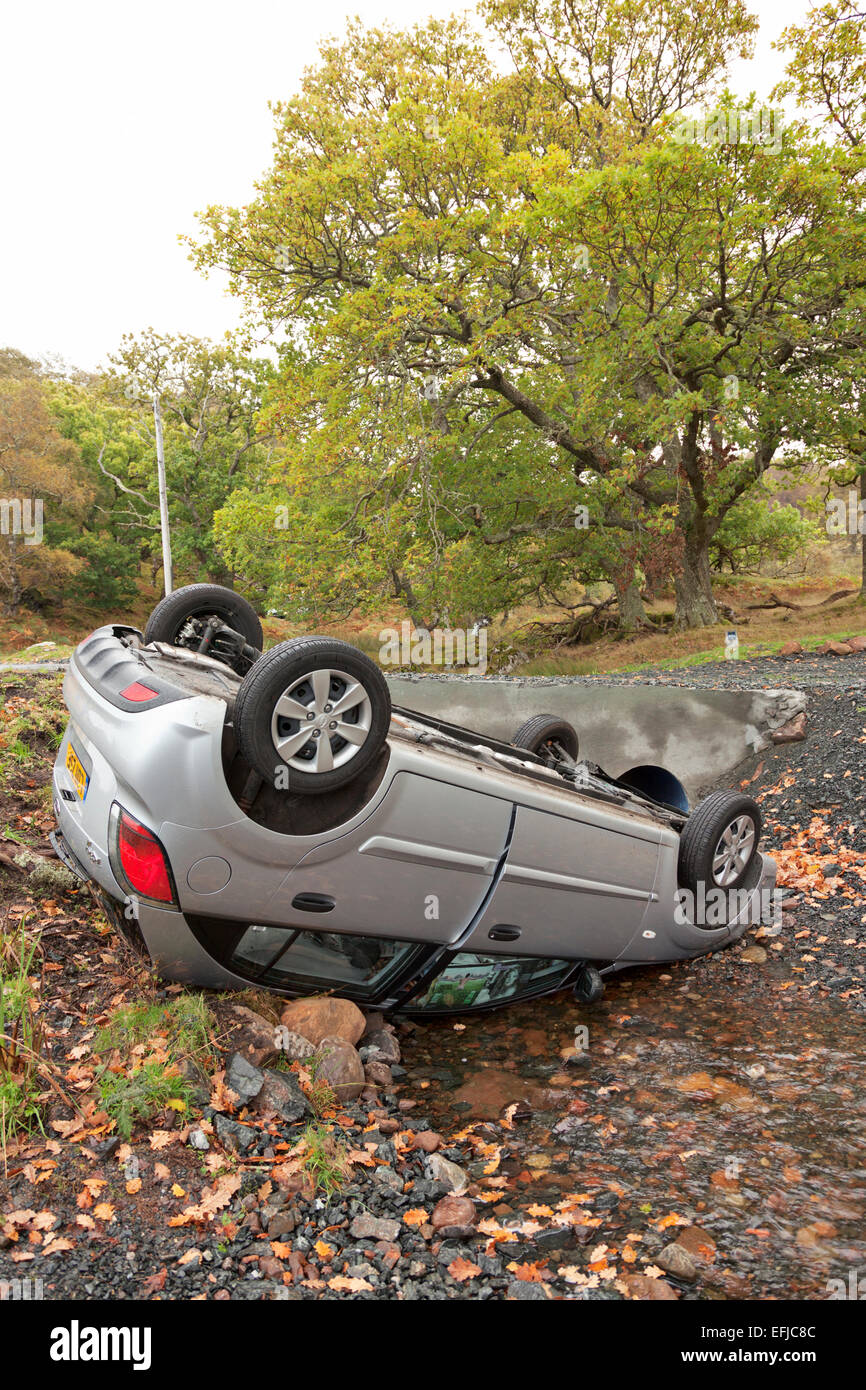 Accident de la route, voiture dans un fossé après avoir perdu le contrôle. Banque D'Images