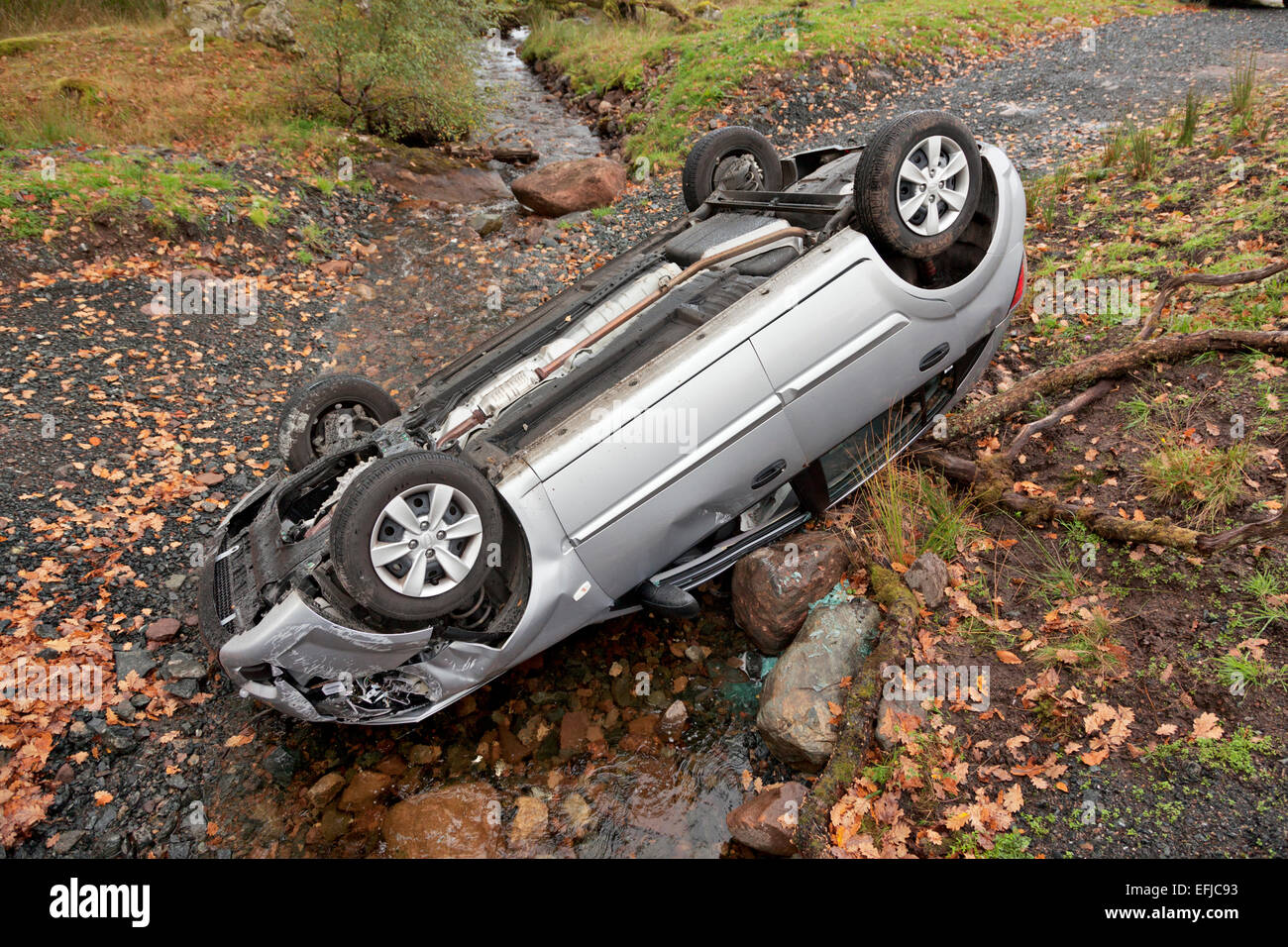 Accident de la route, voiture dans un fossé après avoir perdu le contrôle. Banque D'Images