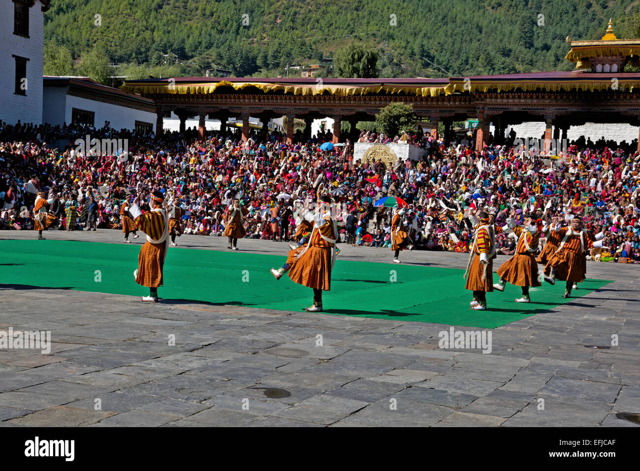 - Bhoutan Bhoutan en vêtements traditionnels et les touristes à la Trashi Chhoe Dzong pour une journée de musique et de danse de cérémonie. Banque D'Images