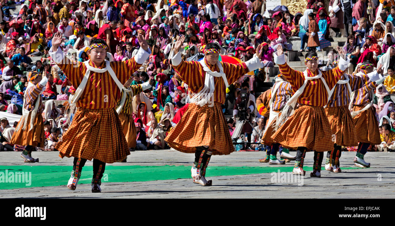 - Bhoutan Bhoutan en vêtements traditionnels et les touristes à la Trashi Chhoe Dzong pour une journée de musique et de danse de cérémonie. Banque D'Images