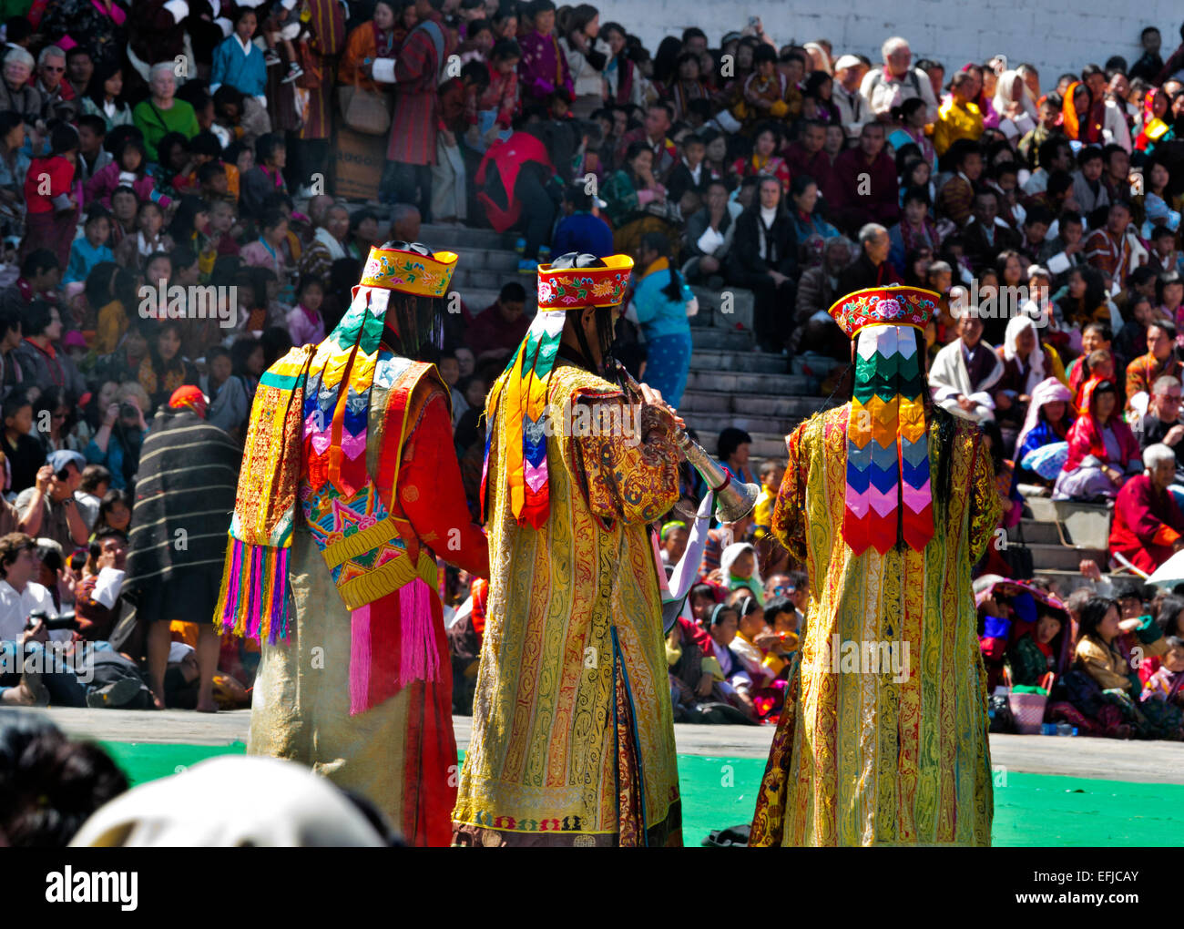 - Bhoutan Bhoutan en vêtements traditionnels et les touristes à la Trashi Chhoe Dzong pour une journée de musique et de danse de cérémonie. Banque D'Images
