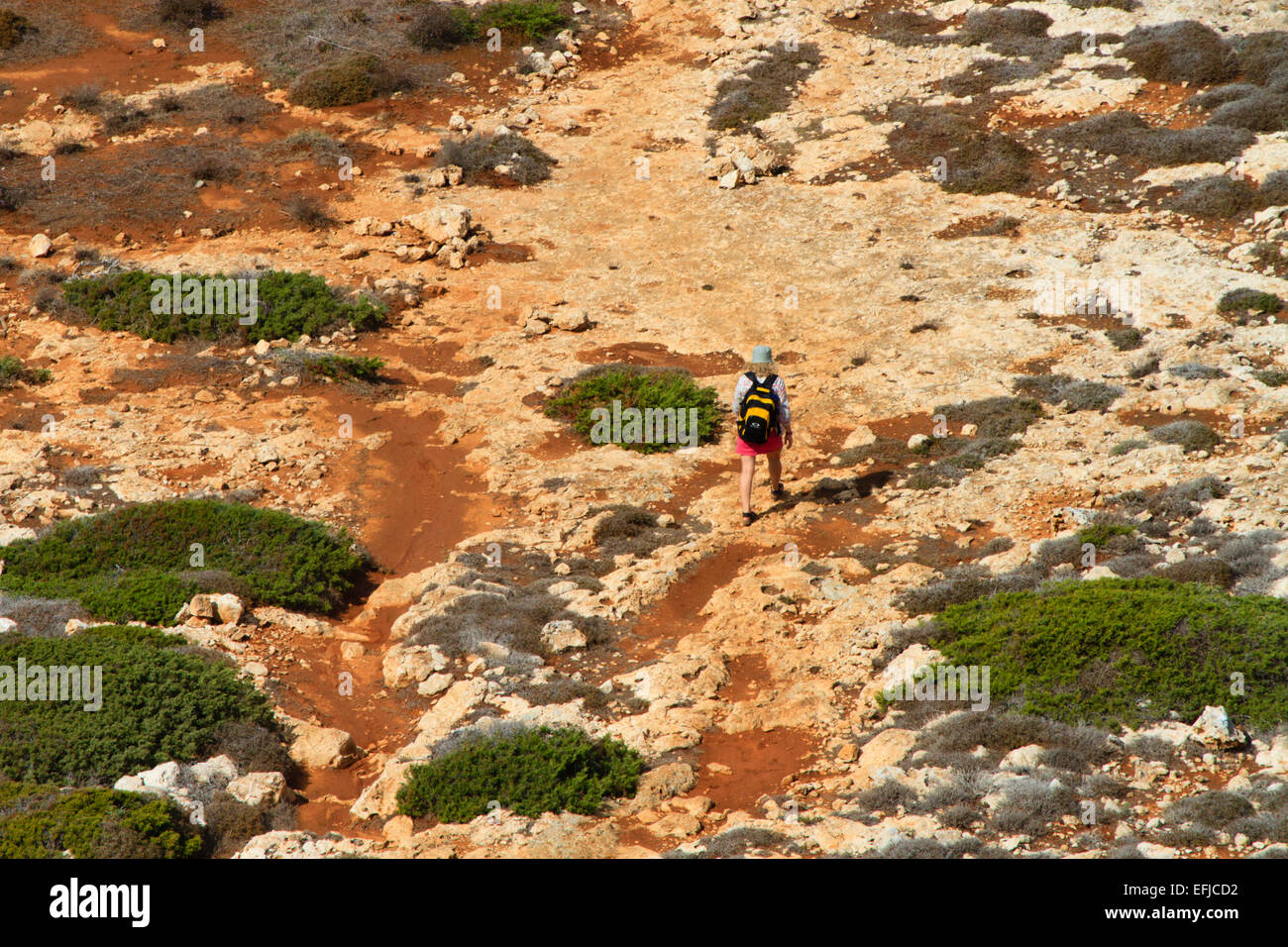 Femme marche sur terrain accidenté backpacker près du cap Greco (Chypre). Banque D'Images