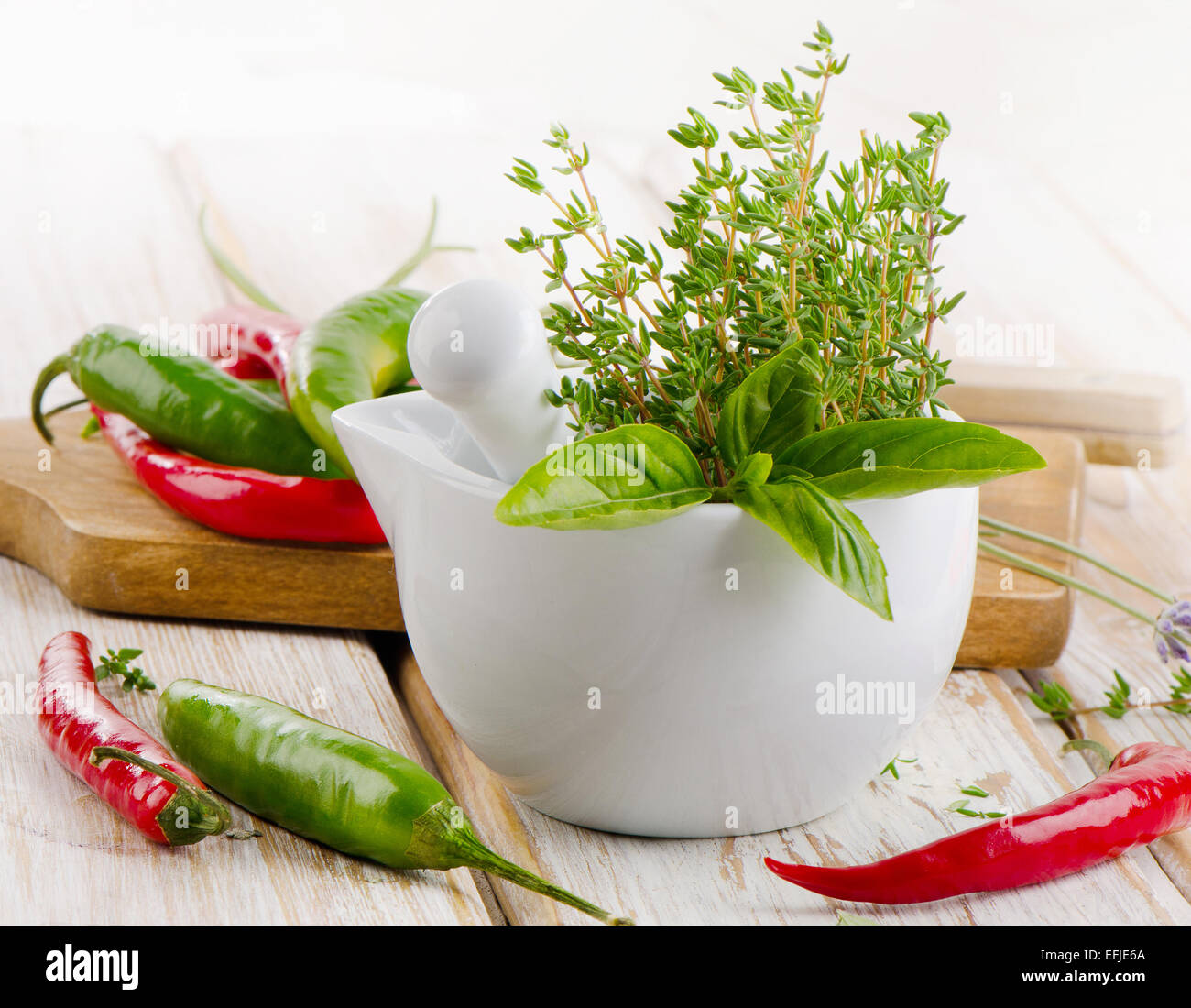 Des herbes et des piments sur une table en bois. Selective focus Banque D'Images