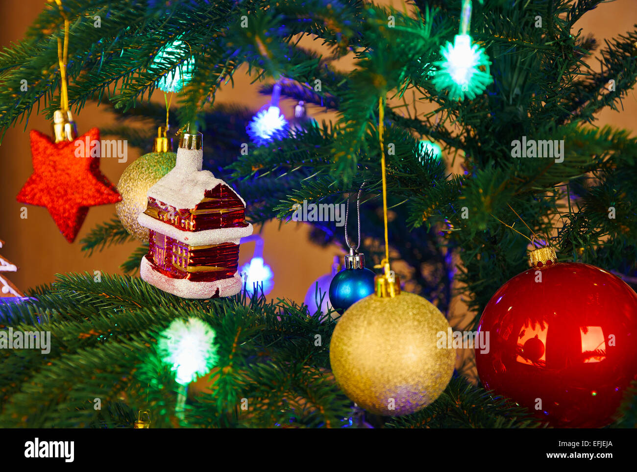 Décorations de Noël et des lumières de couleur sur sapin artificiel Banque D'Images