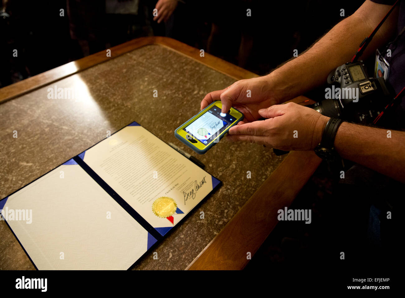 Photo prise avec téléphone cellulaire de proclamation signée par le gouverneur du Texas, Greg Abbott déclarant Feb 2nd comme Chris Kyle jour Banque D'Images