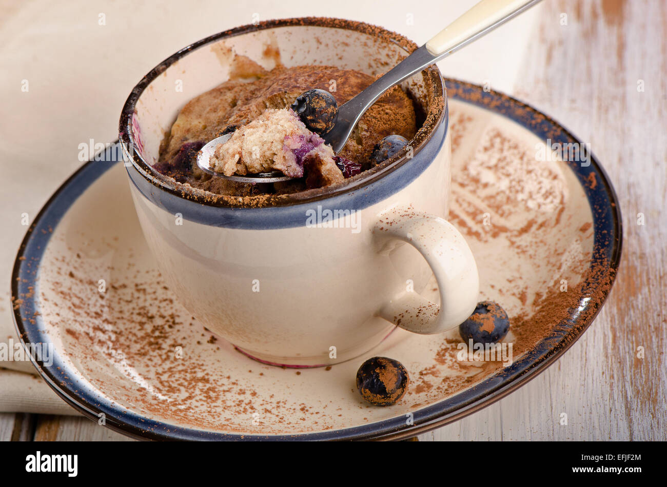 Muffin à micro-ondes dans une tasse. Selective focus Photo Stock - Alamy