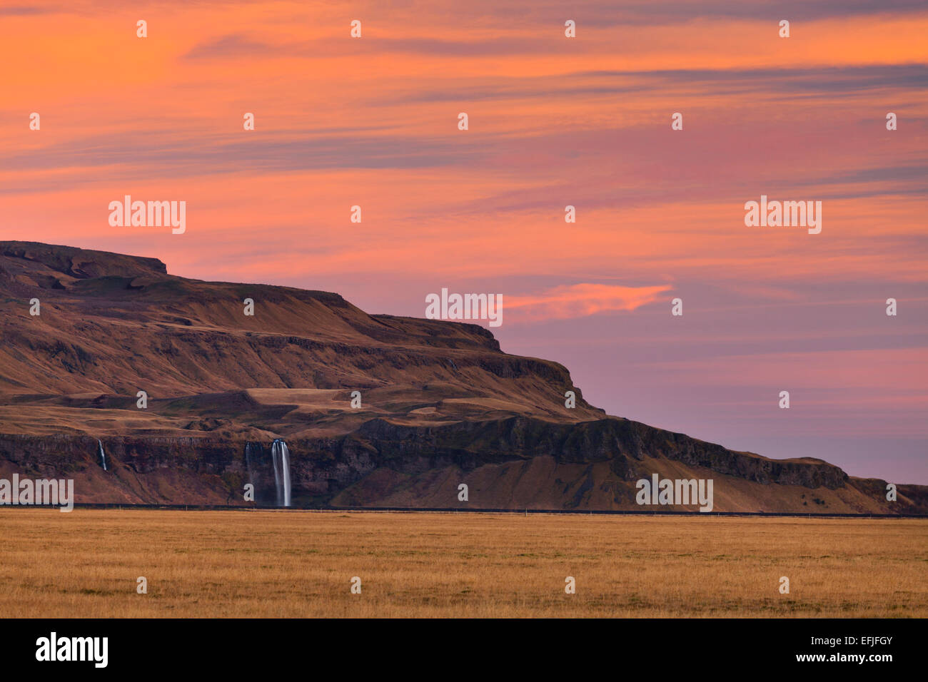 Soir vue sur la cascade de Seljalandsfoss, Sud de l'Islande, Islande Banque D'Images