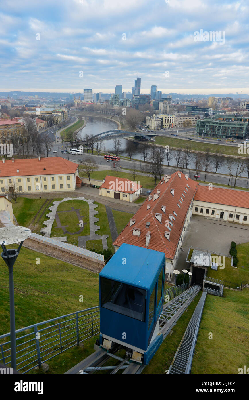 Cable car venant de Neris au complexe du château, Vilnius, Lituanie Banque D'Images