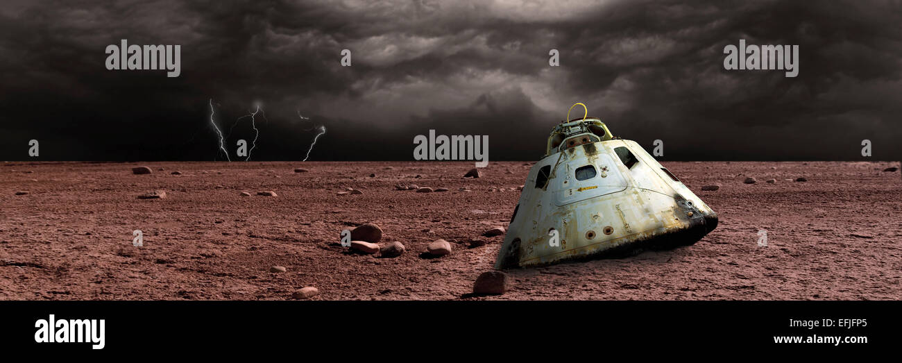 Une capsule spatiale brûlée se trouve abandonné sur un monde aride. Les nuages de tempête et d'éclairs sont l'arrière-plan de l'échec d'une mission. Banque D'Images
