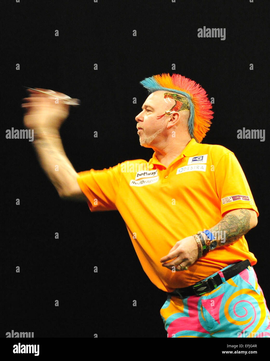 Leeds, UK. 05 févr., 2015. Betway Football Ligue 1 fléchettes. Journée 1. Peter Wright se jette dans son jeu contre Dave Chisnall Credit : Action Plus Sport/Alamy Live News Banque D'Images