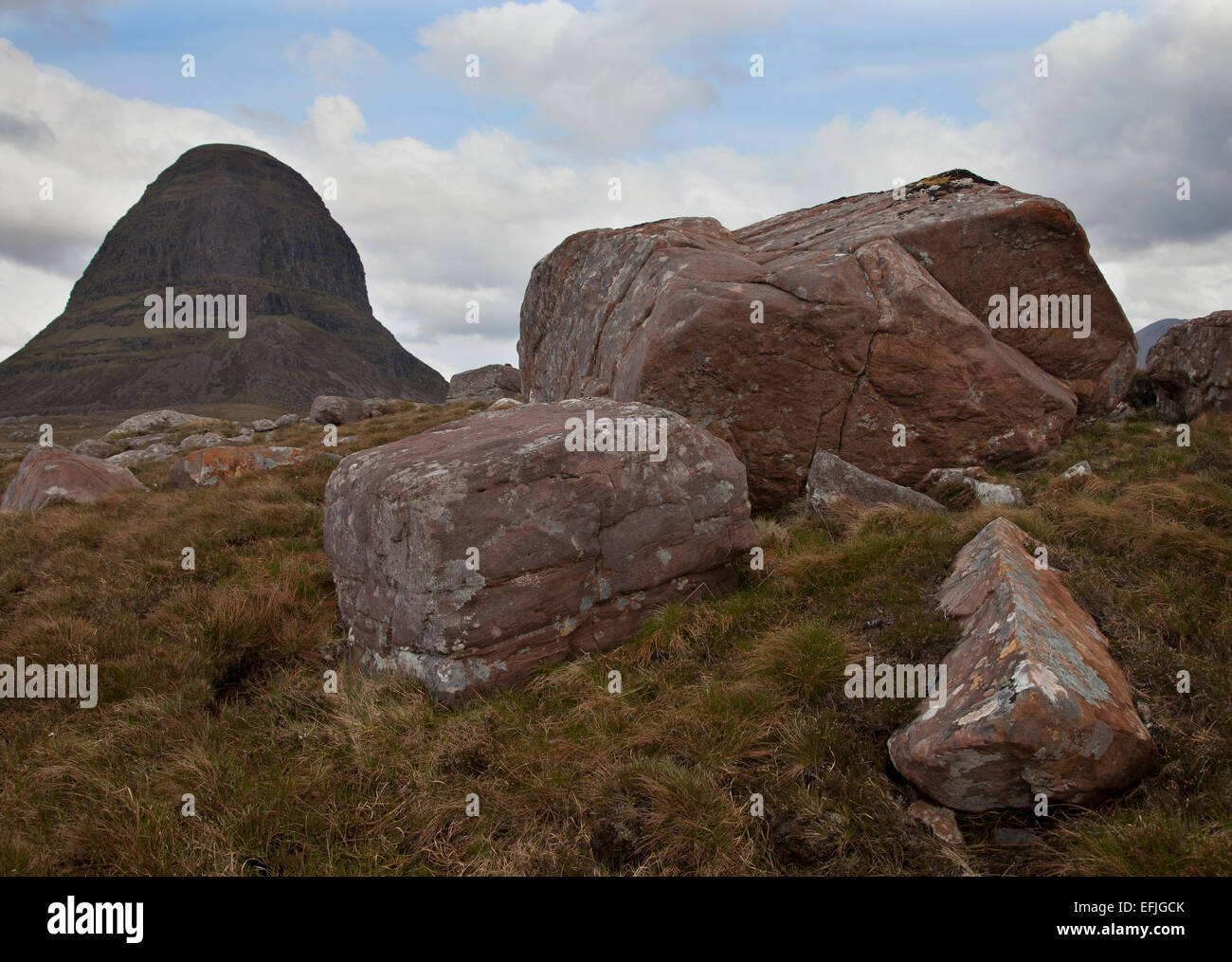 Suilven et de premier plan dans la montagne des roches Assynt, North West Highlands d'Ecosse. Banque D'Images