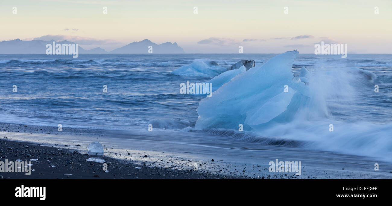 Les icebergs dans les vagues dans le lac glaciaire Jökulsárlón, est de l'Islande, Islande, Banque D'Images