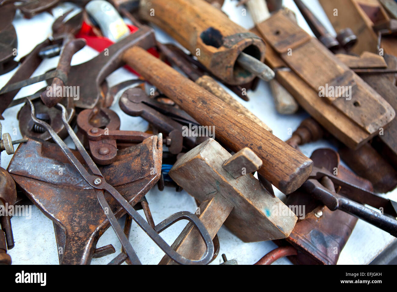 Vieux outils dans un marché aux puces Banque D'Images
