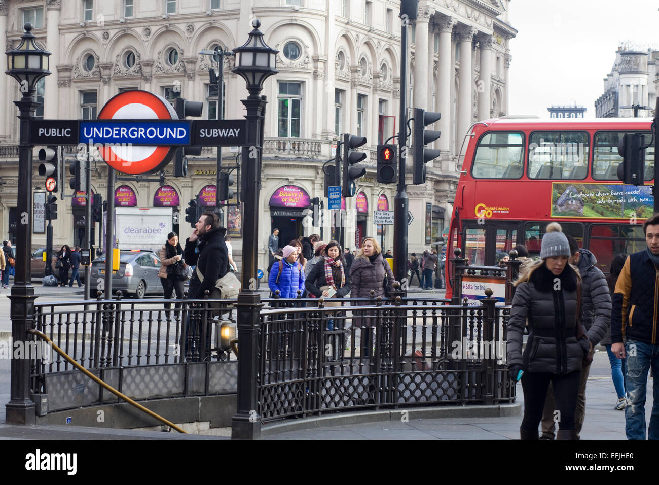 Signe de métro et bus de Londres dans les rues de Londres, Angleterre Banque D'Images Signe de métro et bus de Londres dans les rues de Londres, Angleterre Banque D'Images