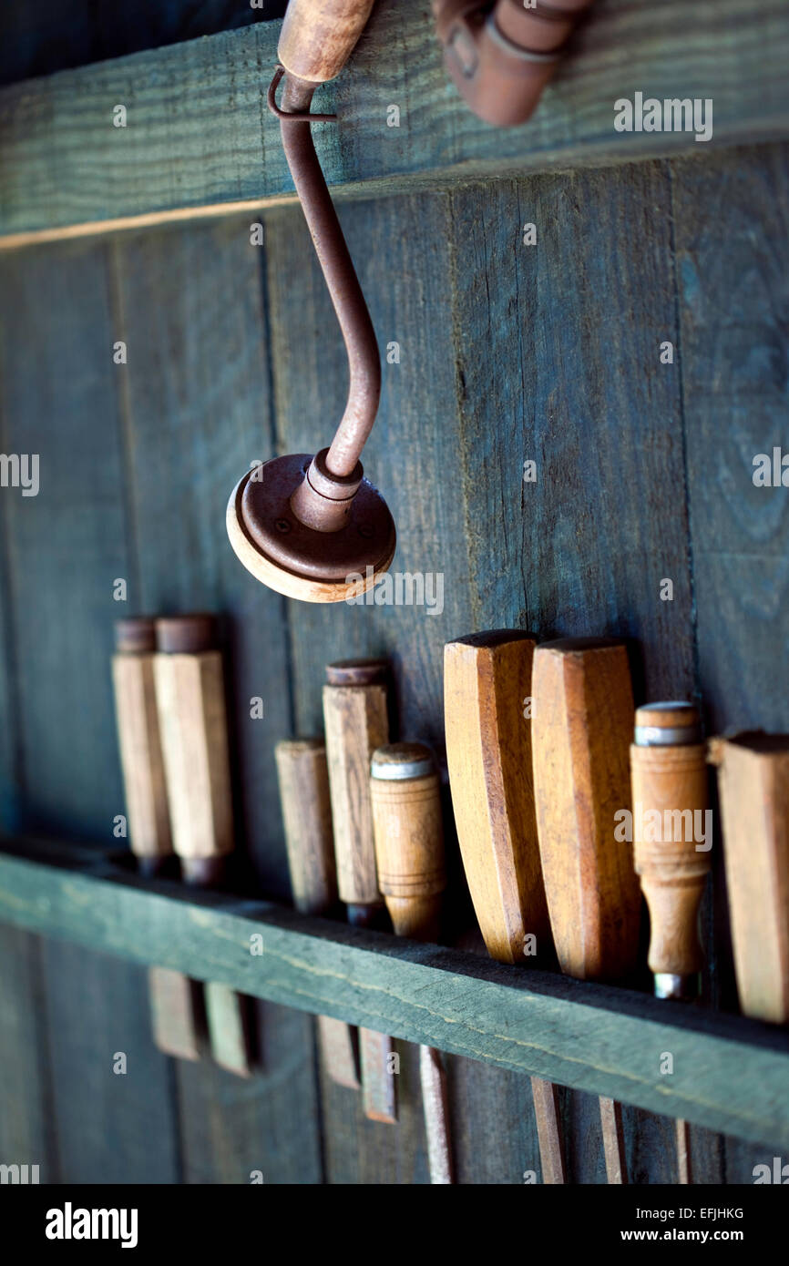 Vieux outils dans un atelier de menuiserie Banque D'Images