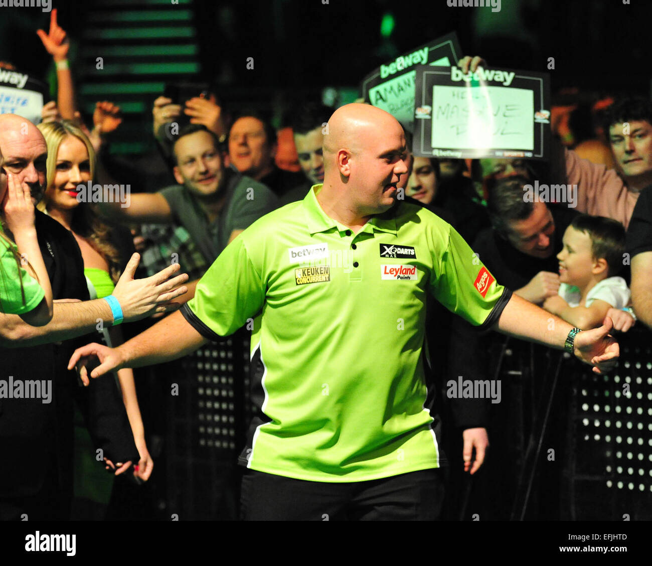 Leeds, UK. 05 févr., 2015. Betway Football Ligue 1 fléchettes. Journée 1. Michael van Gerwen arrive sur scène pour son match contre Kim Huybrechts : Action Crédit Plus Sport/Alamy Live News Banque D'Images