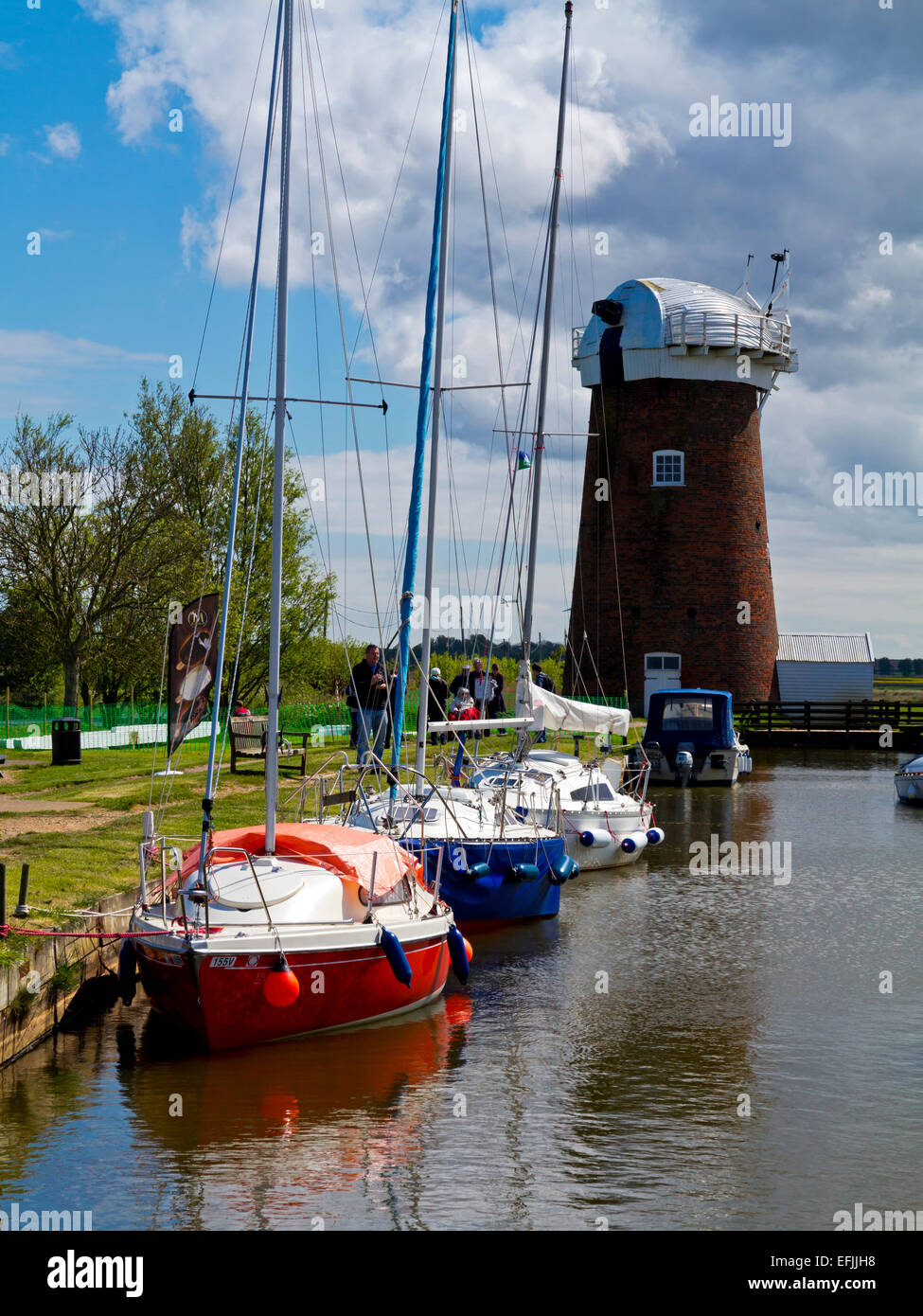 Bazin et bateaux à voile à Horsey simple sur les Norfolk Broads Norfolk East Anglia Angleterre UK Banque D'Images