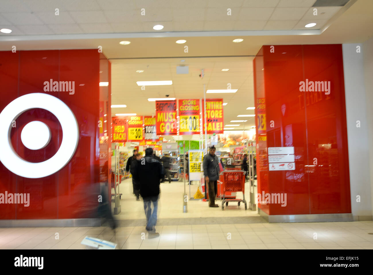 Toronto, Ontario, Canada. 5 Février, 2015. Target Canada liquidation ventes commencent jeudi. Credit : Nisarg Lakhmani/Alamy Live News Banque D'Images