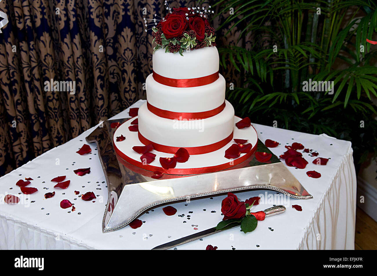 Wedding cake red rose petals Banque de photographies et d’images à ...
