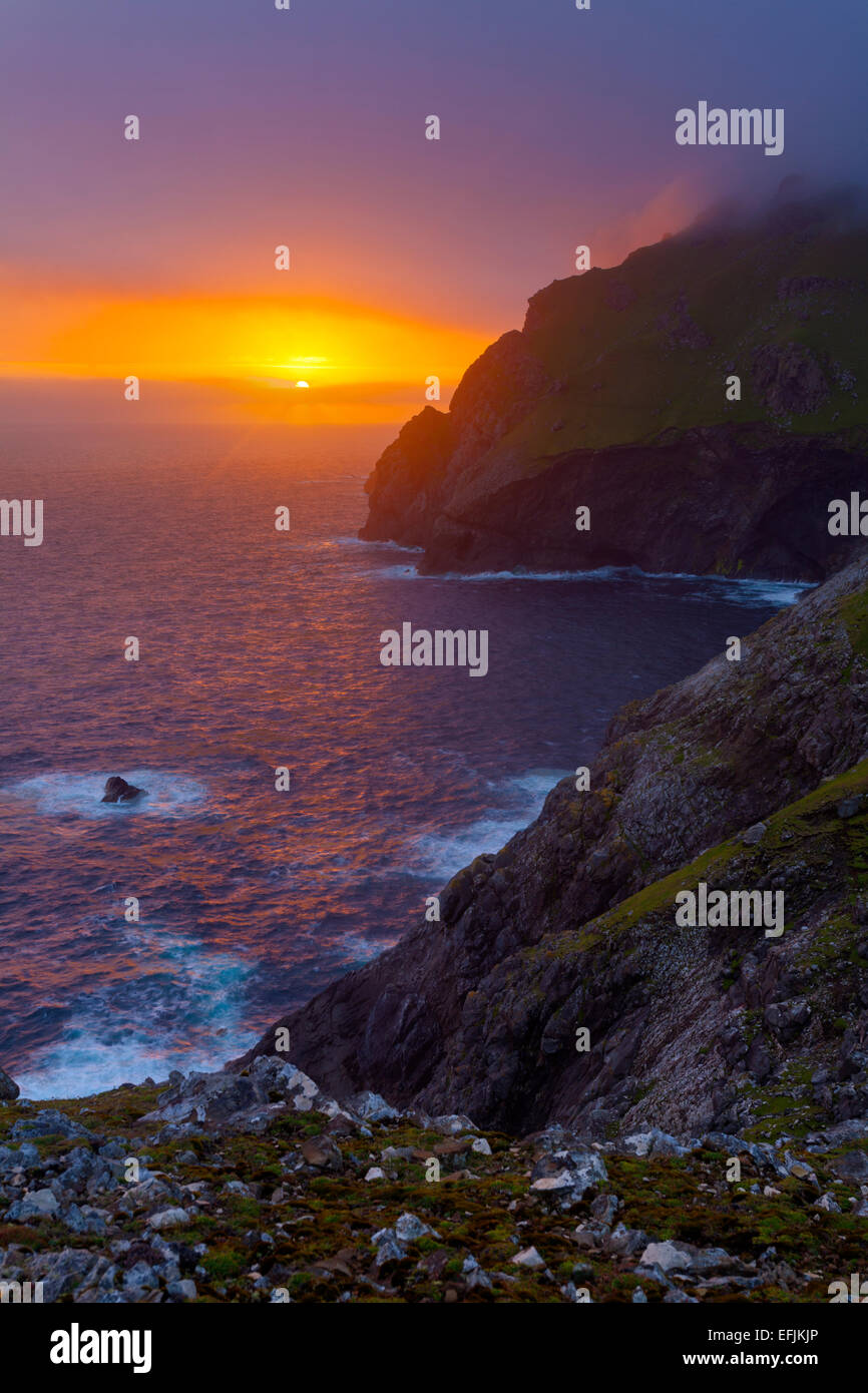 Coucher de soleil coloré spectaculaire vu de Ruaival sur Hirta, St Kilda en Écosse. Banque D'Images