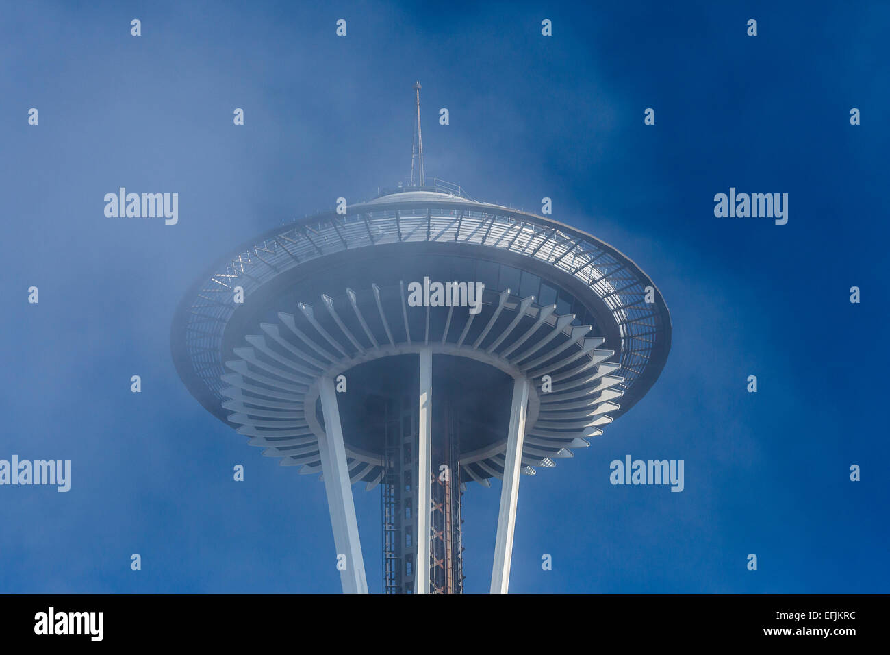 Brouillard d'été à rouler off Elliot Bay et en partie des bâches de la Space Needle, Seattle, Washington State, USA Banque D'Images