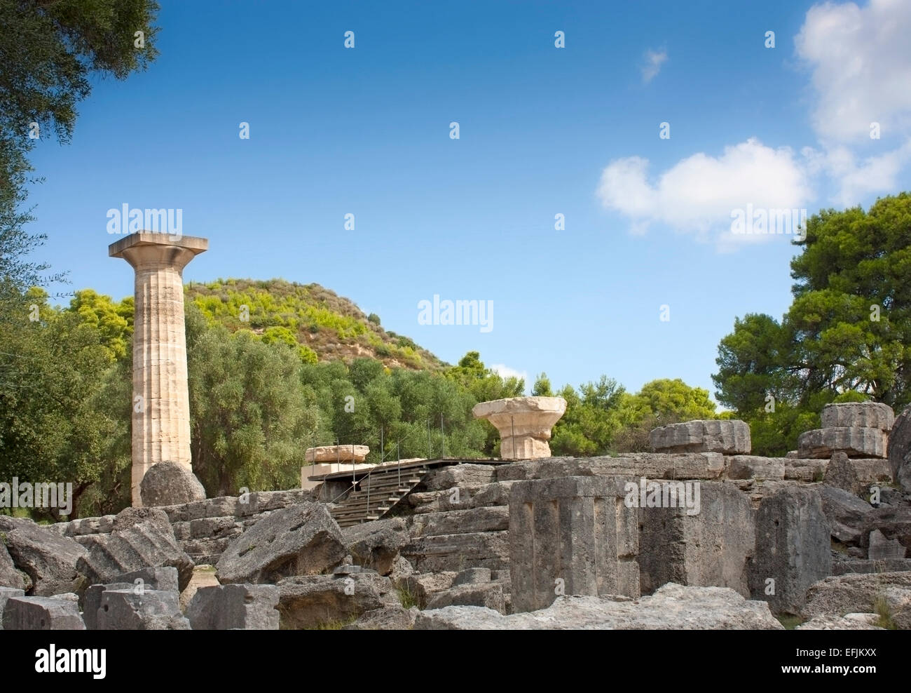 Ruines du temple de Zeus, avec son unique colonne dorique reconstruit à l'ancienne Olympie, Péloponnèse, Grèce Banque D'Images