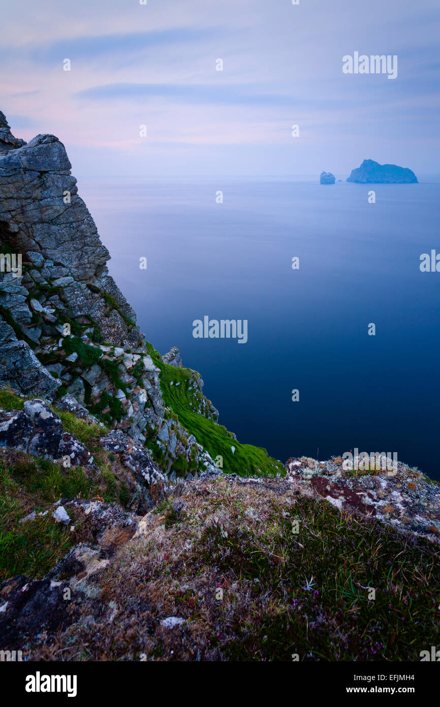 Vue sur l'île inhabitée de Boreray à partir de l'abrupte falaise de Hirta, St Kilda Banque D'Images