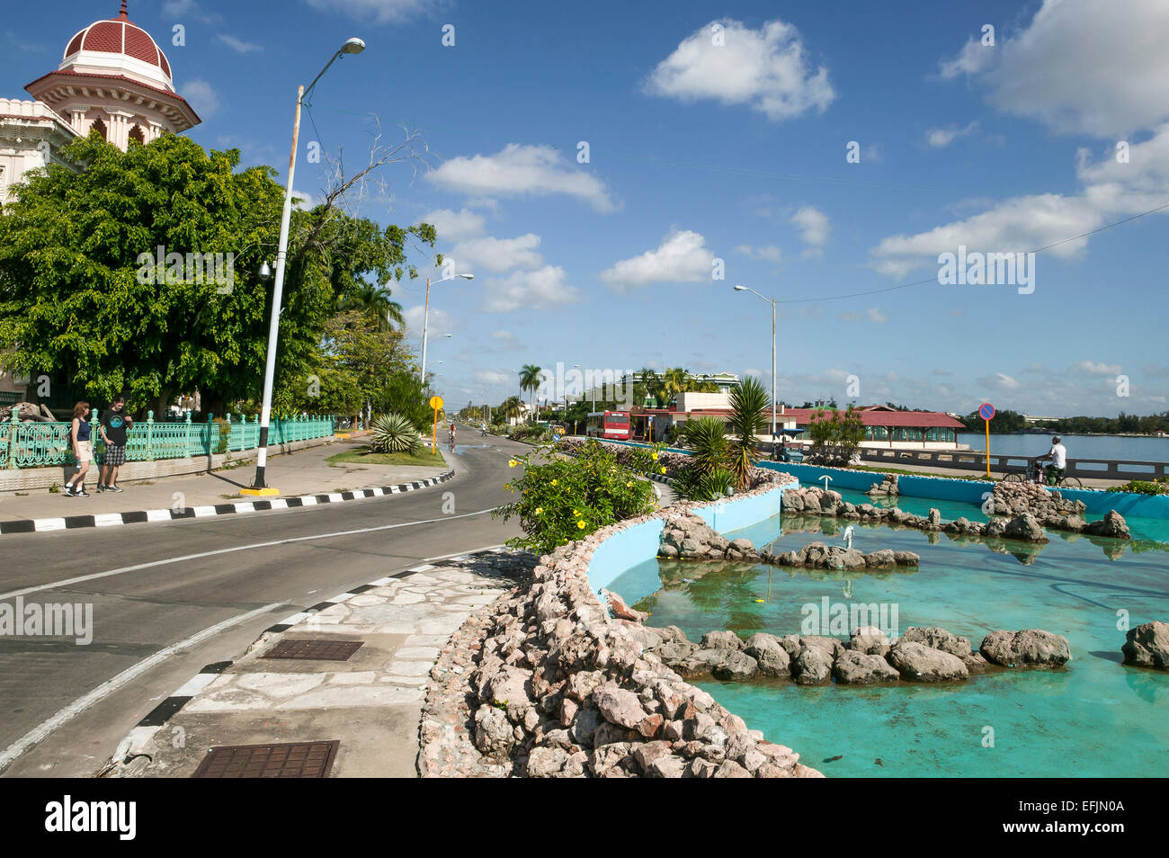 Les touristes américains debout sur le trottoir en face de l'hôtel Palacio de Valle, Punta Gorda le long d'une journée de décembre à Cienfuegos, Cuba. Banque D'Images
