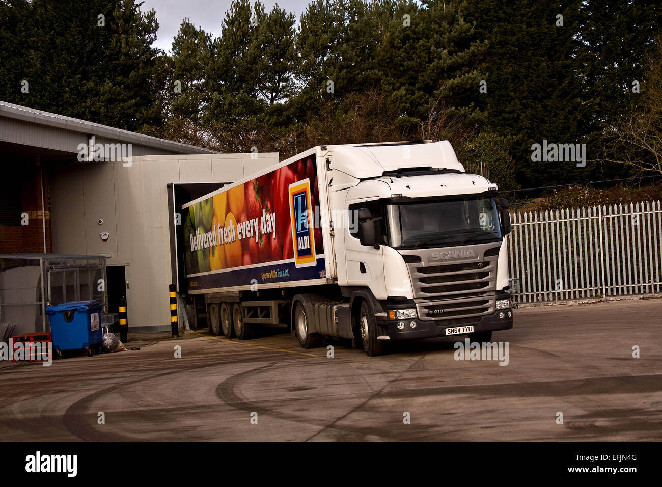Camions Aldi fournissant des produits pour leur magasin Aldi à 'La pile des Parc de loisirs à Dundee, Royaume-Uni Banque D'Images