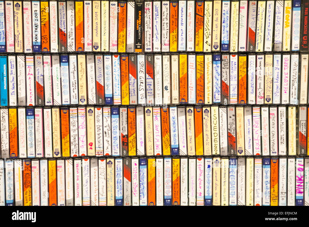 Rangées de cassettes enregistrées sur l'affichage à l'O2, Peninsula Square, Londres Banque D'Images