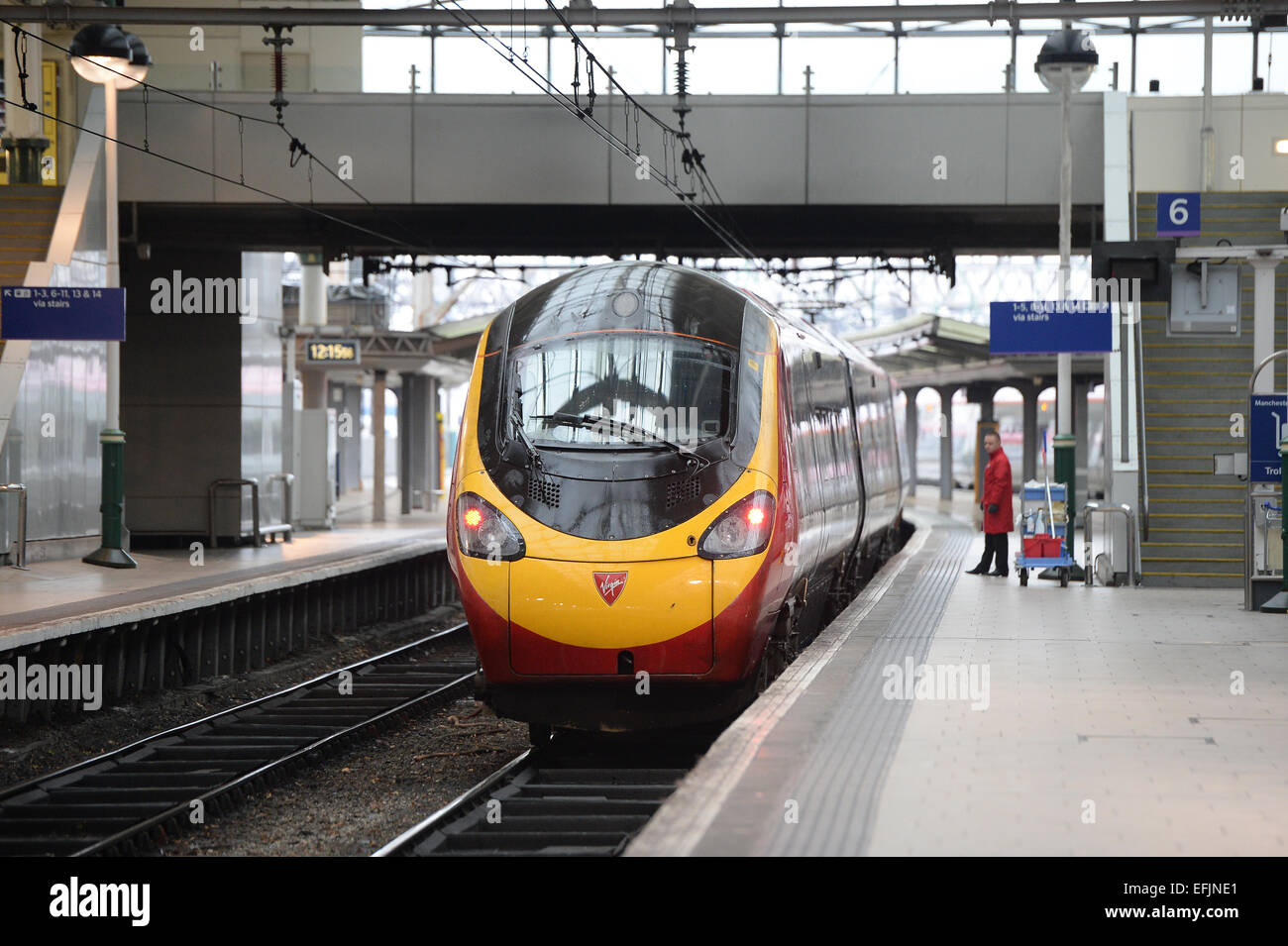 Pendalino Virgin Train arrivant en gare de Manchester Piccadilly, Manchester, Royaume-Uni Banque D'Images