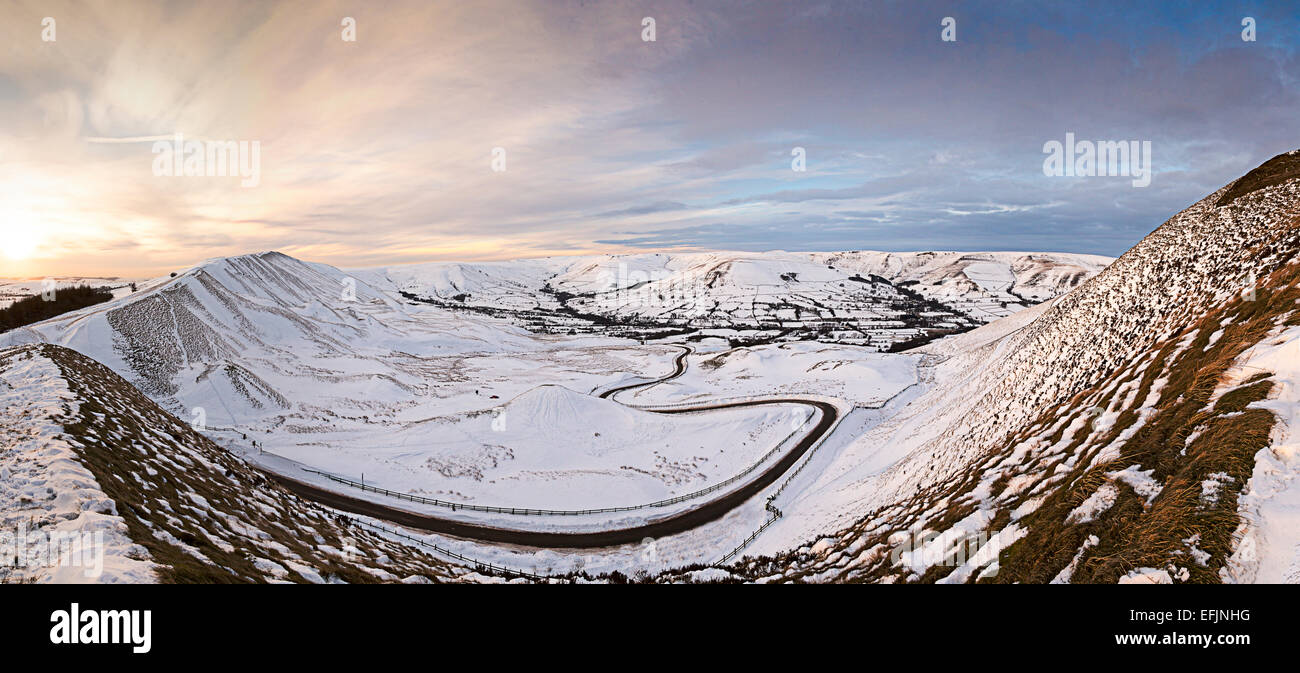 Scène de neige Hiver Panorama Route sinueuse de Mam Tor pillage dans la vallée de la Mole, Peak District, Derbyshire, Angleterre, RU Banque D'Images