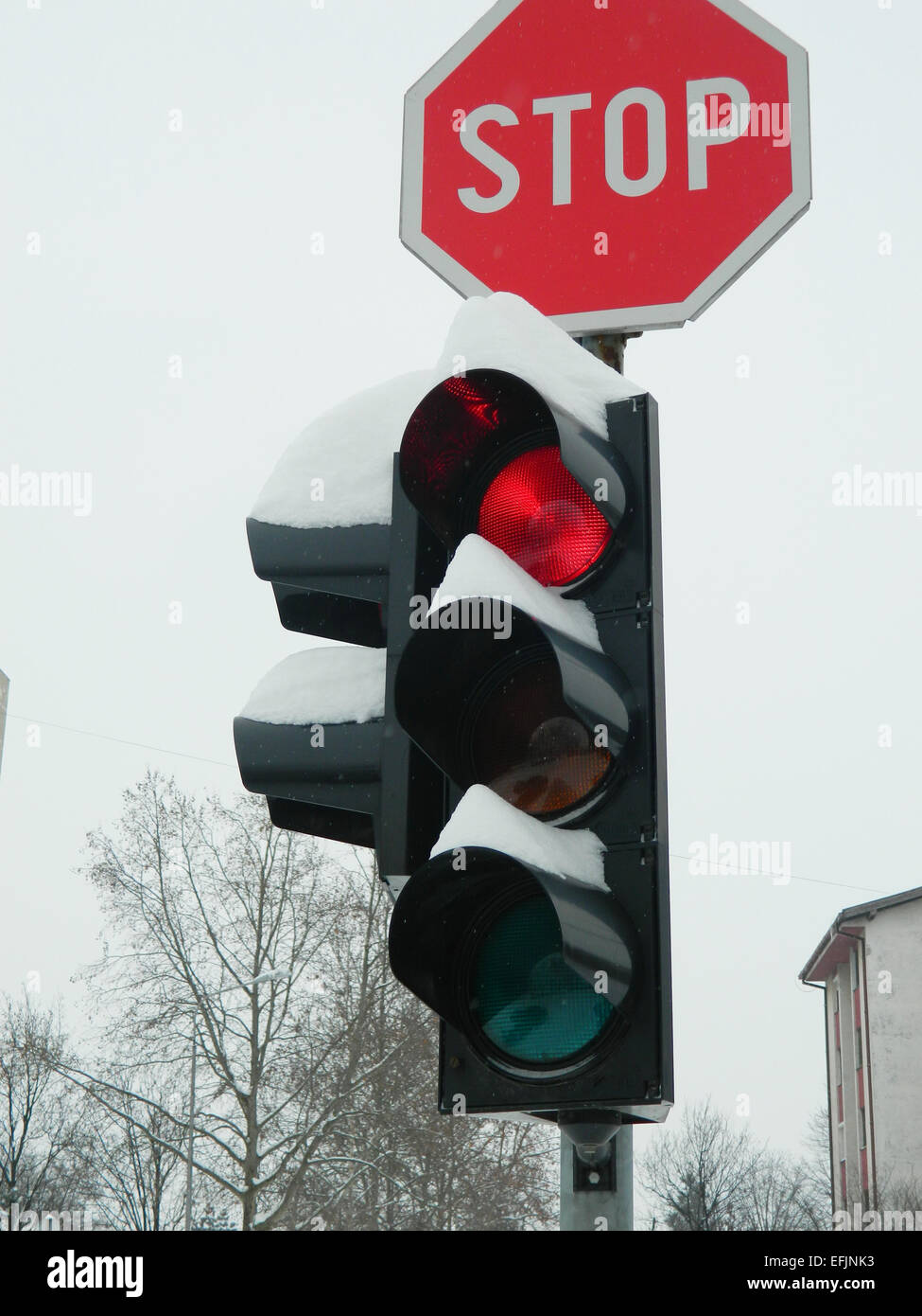 À la croisée des chemins de bord qui est tombée de la neige. Banque D'Images