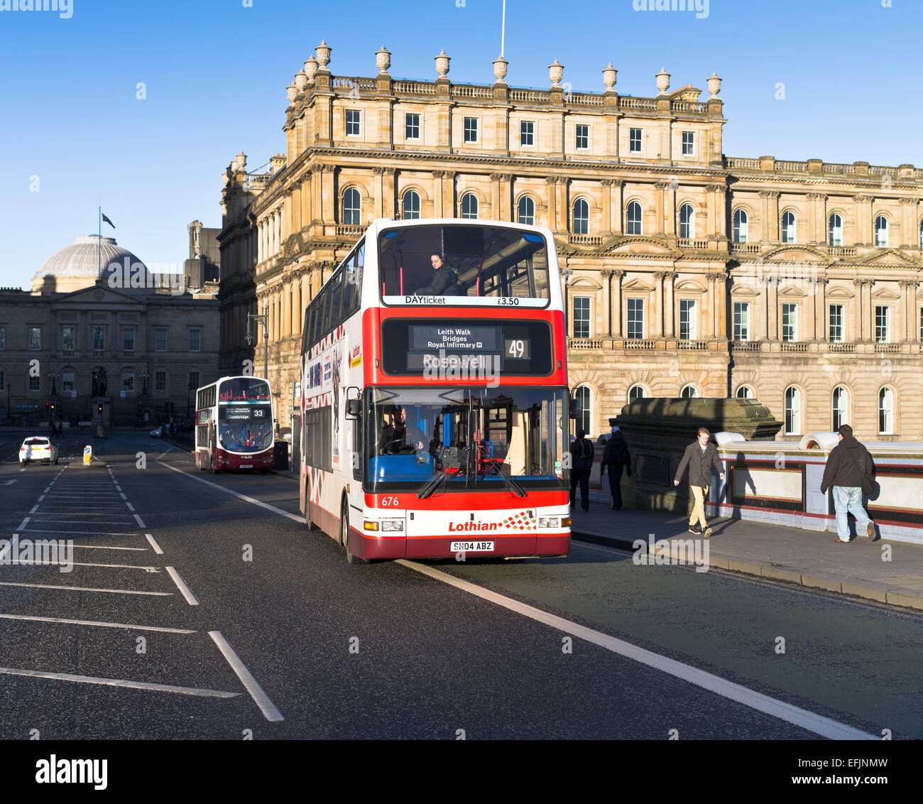 Dh NORTH BRIDGE EDINBURGH Lothian doubledecker Bus sur le Pont du Nord Banque D'Images