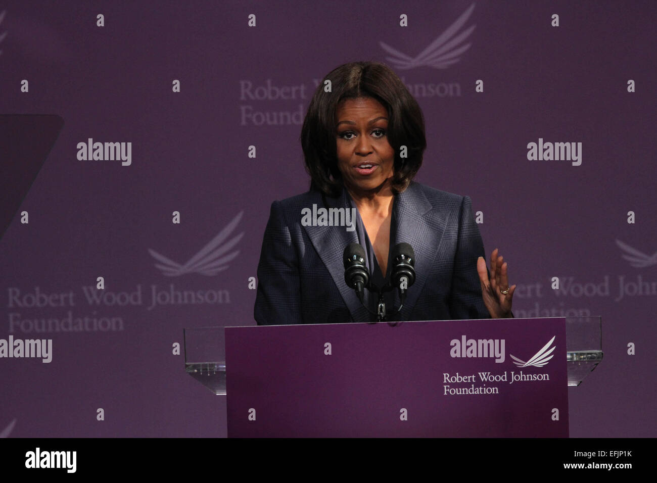 New York, New York, USA. 5e Février, 2015. La Première Dame Michelle Obama a visité l'Edward A. Reynolds West Side High School le W. 102e st à Manhattan, où elle a rencontré les étudiants participant au programme de bien-être de l'école. La Robert Wood Johnson Foundation consacre un total de $1 milliards de dollars pour lutter contre l'obésité infantile. La Première Dame Michelle Obama parle de choix santé dans l'alimentation. Credit : Bruce Cotler/Globe Photos/ZUMA/Alamy Fil Live News Banque D'Images