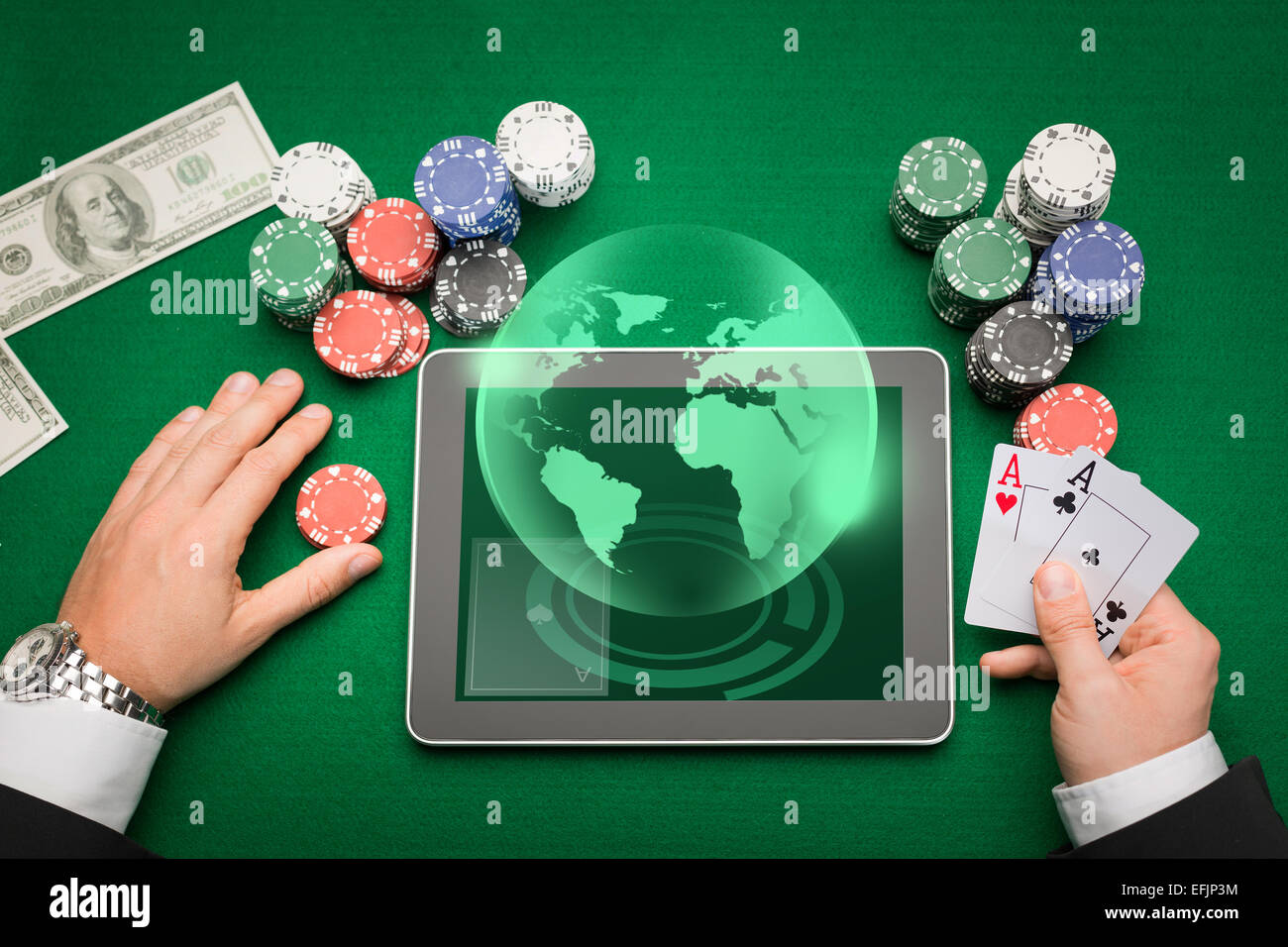 Casino Poker player avec cartes, jetons et tablette Banque D'Images