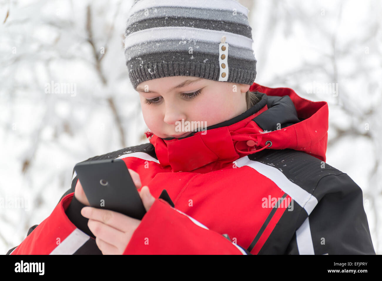 Adolescents sms écrit dans winter park Banque D'Images